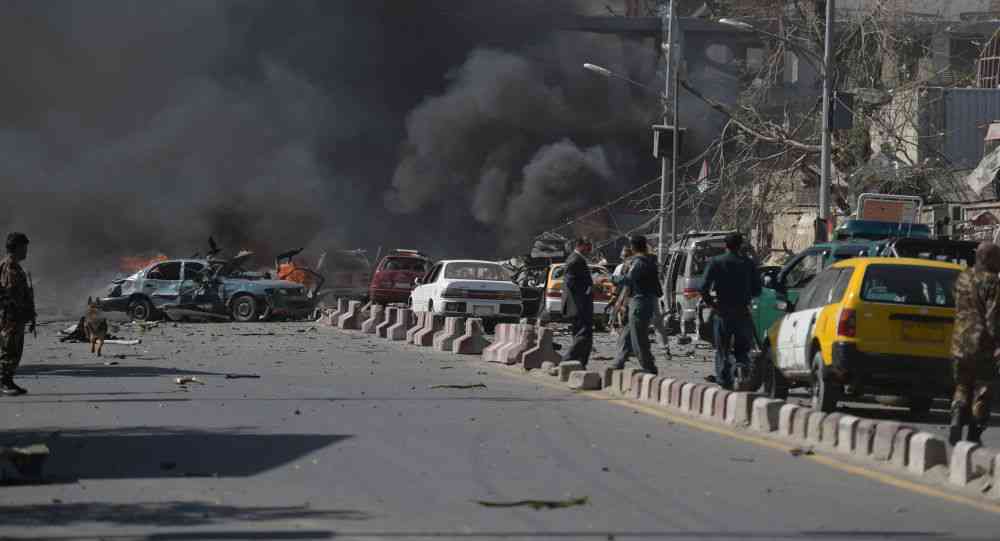 مقتل 26 عنصر أمن بسيارة مفخخة استهدفت قاعدة للجيش بأفغانستان