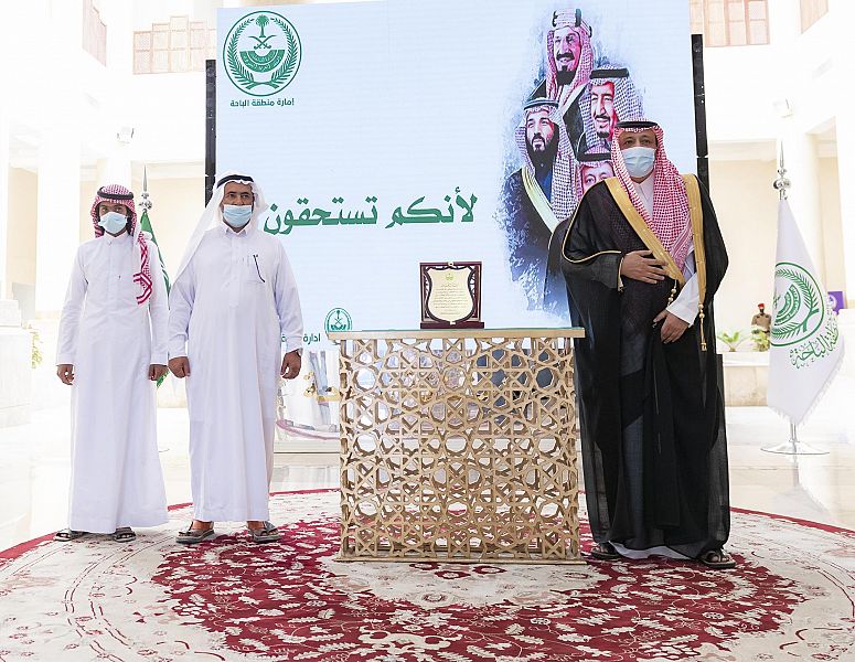 أمير الباحة يكرم مواطنين أنقذا 4 أشخاص من الغرق بوادي تربة