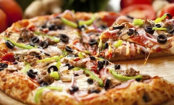تعرّف على أسباب زيادة الوزن مع تناول البيتزا