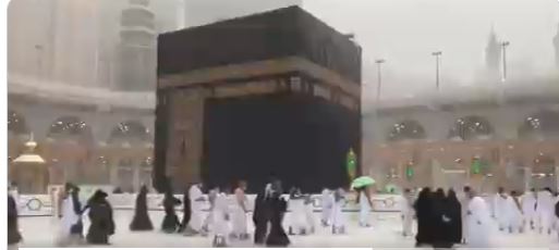 شاهد.. أمطار الخير على المسجد الحرام ضمن حالة سقيا
