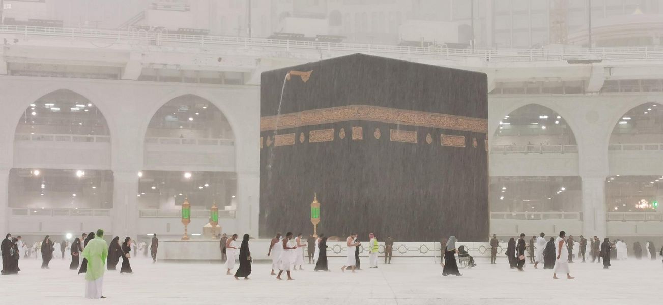 فيديو وصور.. أمطار الخير تغسل الحرم المكي