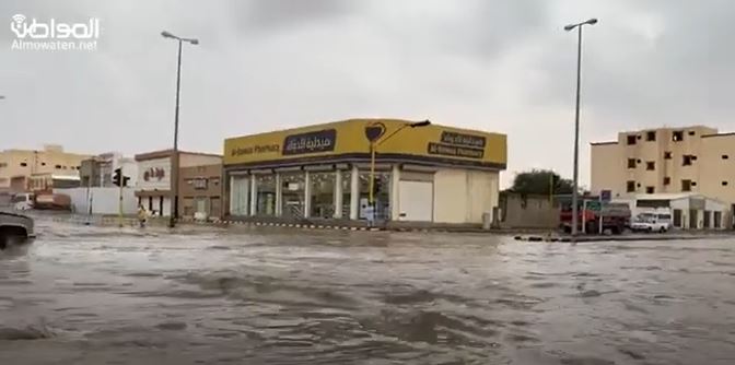 فيديو.. الأمطار تغرق شوارع حفر الباطن