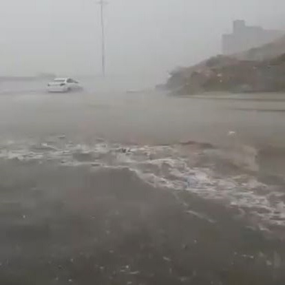 فيديو.. جريان السيول في شوارع مكة بعد أمطار سقيا