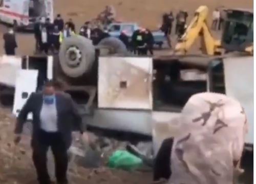 فيديو.. وفاة 4 وإصابة 14 في إيران بعد انقلاب حافلة عمال