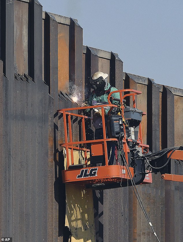 جو بايدن يوقف بناء جدار ترامب على حدود المكسيك 