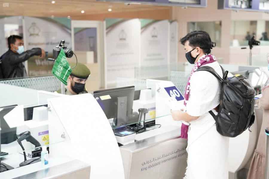 جوازات مطار الملك عبدالعزيز تواصل إنهاء إجراءات معتمري الخارج