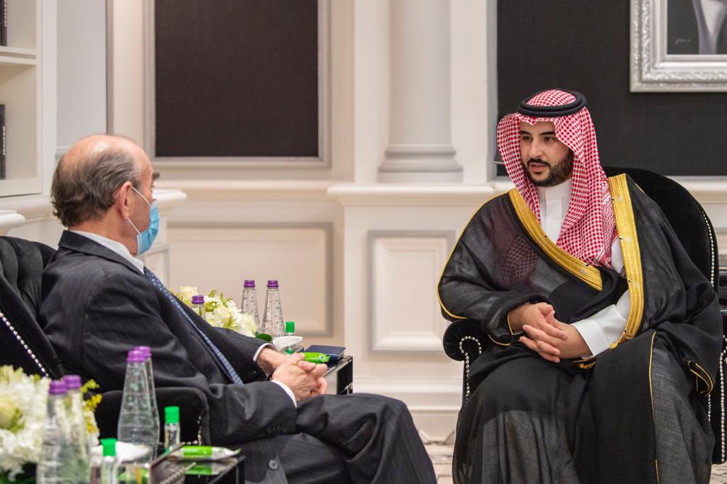 خالد بن سلمان يبحث تعزيز الاستقرار في المنطقة مع مبعوث أمريكا الخاص لإيران