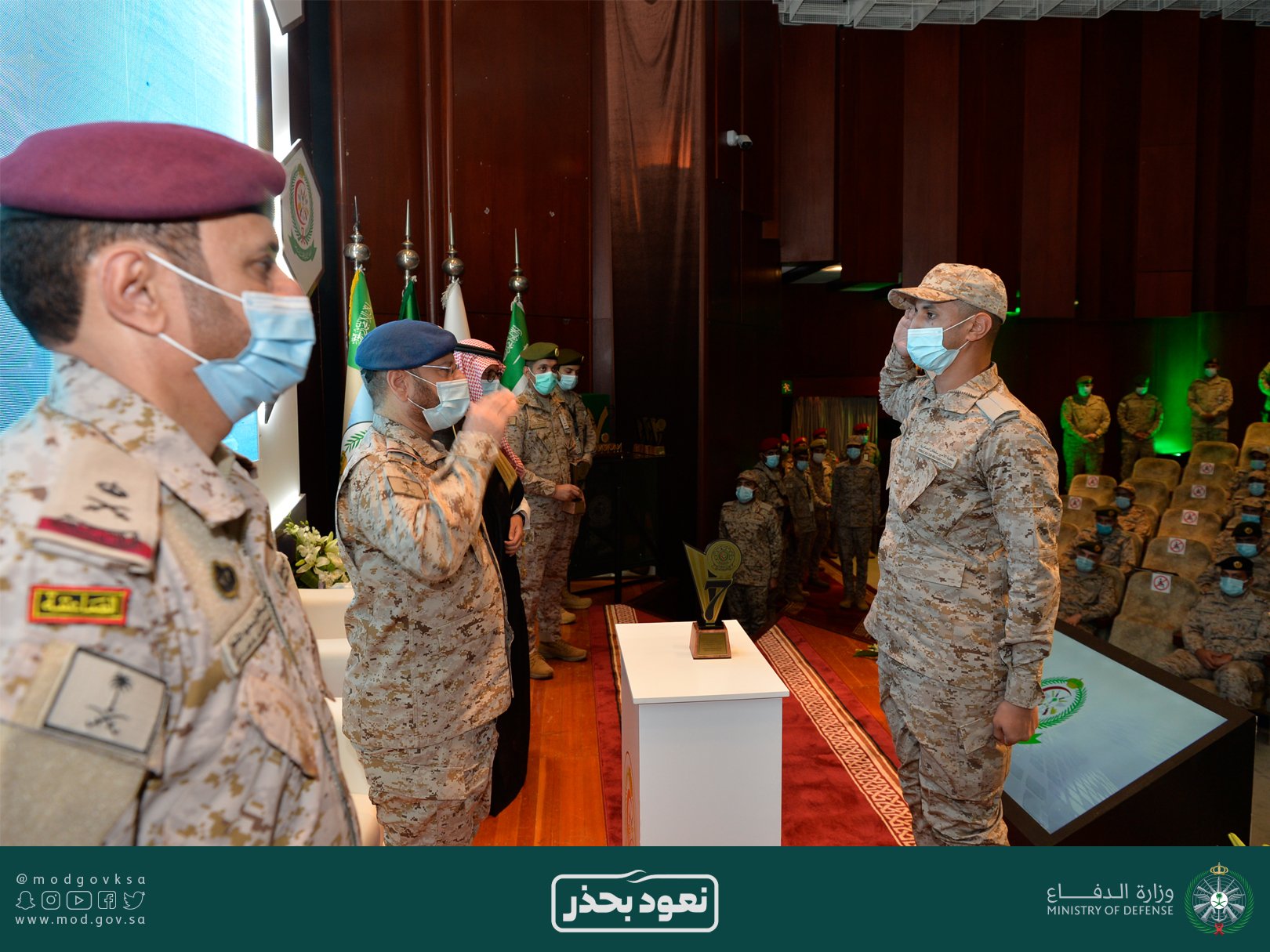 رئيس الأركان يزف 76 ضابطًا طبيبًا من كلية الأمير سلطان العسكرية