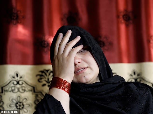 رجل يستعين بحركة طالبان لفقأ عيني ابنته بسبب خروجها للعمل 