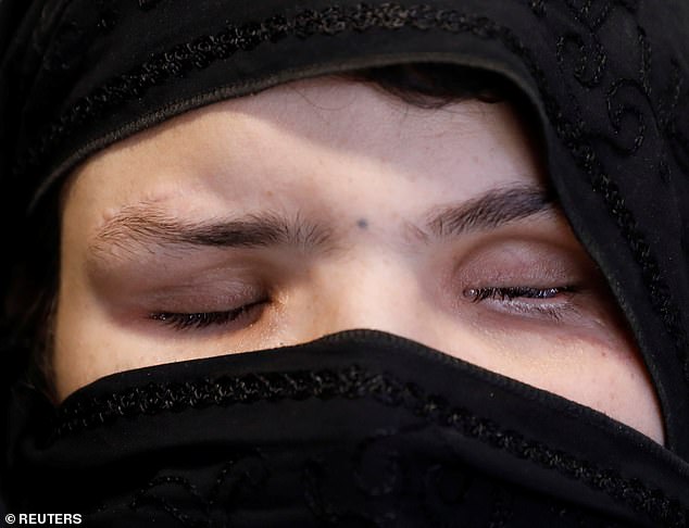 رجل يستعين بحركة طالبان لفقأ عيني ابنته بسبب خروجها للعمل 