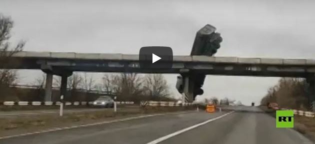 شاهد.. شاحنة معلقة بين السماء والأرض في روسيا