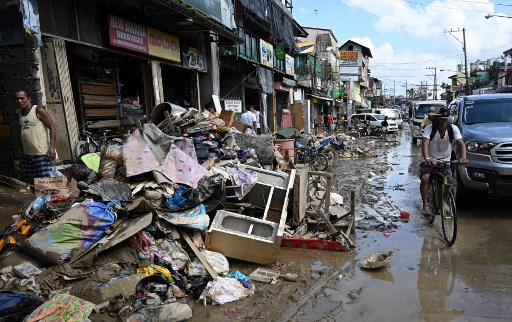 فيديو.. إعصار فامكو يقتل 67 في الفلبين ويدمر 26 ألف منزل
