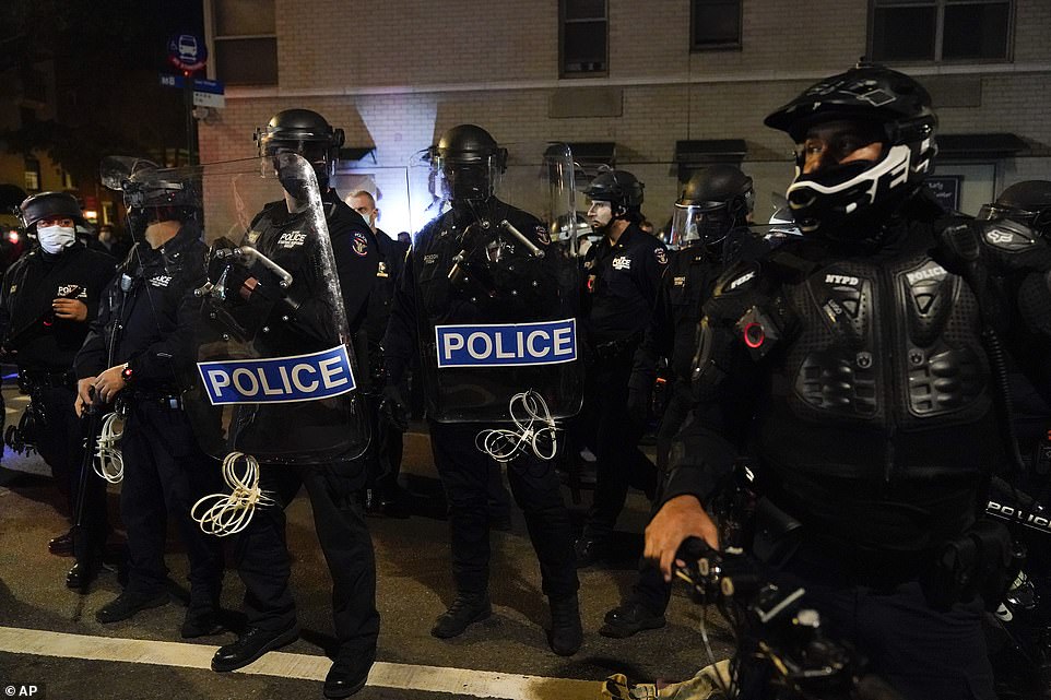 فيديو.. اشتباكات بين مناصري ترامب والشرطة واندلاع الفوضى في المدن