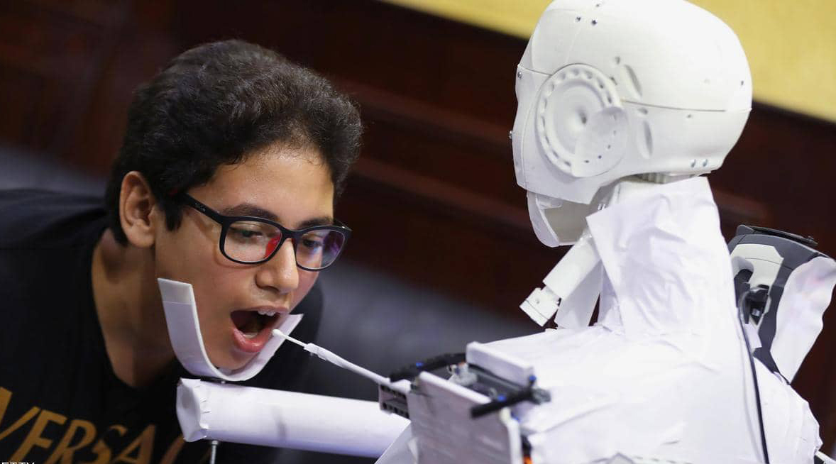 مصري يخترع روبوتًا للكشف عن كورونا