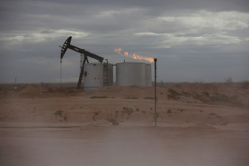 أسعار النفط تغلق على تباين