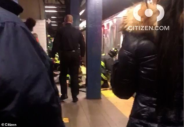 لحظة مرعبة.. رجل يدفع امرأة غريبة عنه تحت عجلات مترو الأنفاق ! 