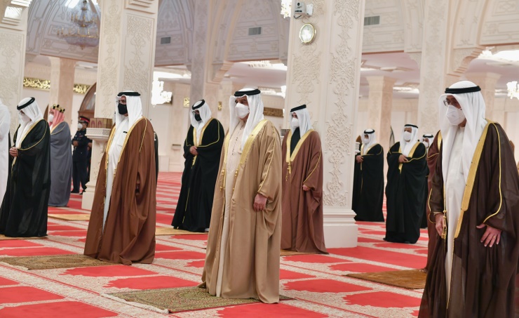 ملك البحرين يؤدي صلاة الميت على الأمير خليفة بن سلمان