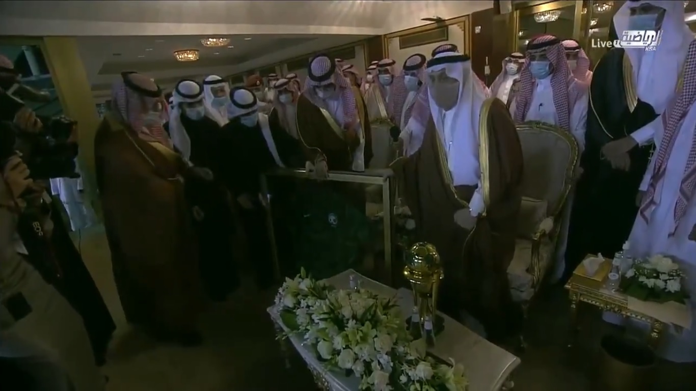 وزير الرياضة يُهدي أمير الرياض قميص الأخضر