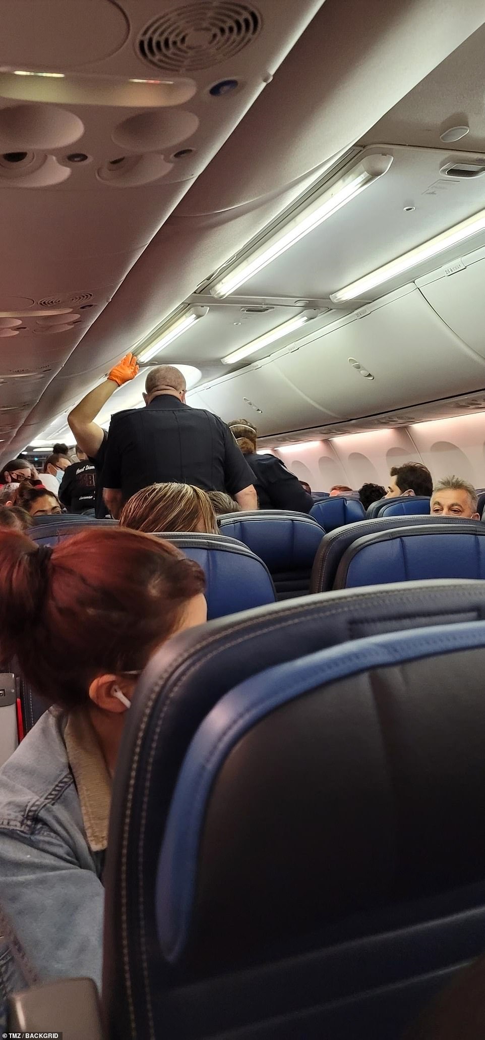 مشاهد فوضوية على طائرة أمريكية بسبب أحد المسافرين