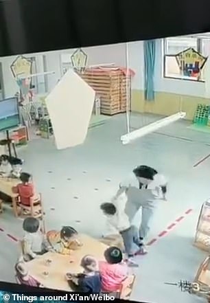 معلمة صينية تتعامل بوحشية مع أحد الأطفال وتلقيه على الأرض بقسوة