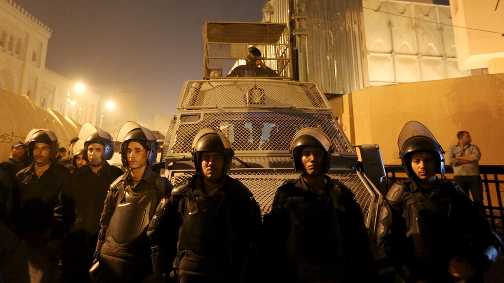 مرشح نيابي يقطع الطريق الساحلي بمصر والأمن يتدخل بالقنابل المسيلة