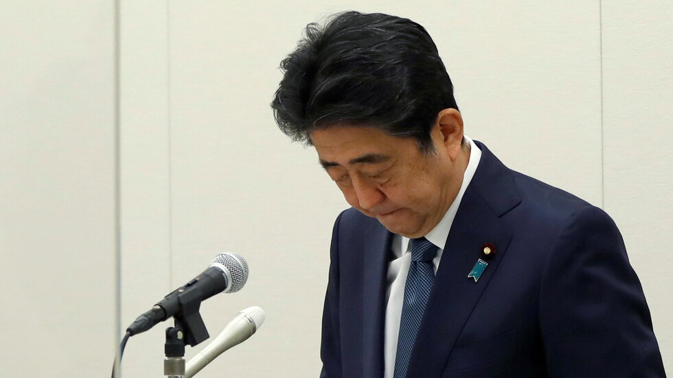رئيس وزراء اليابان السابق يعتذر بشأن قضية تمويل سياسي
