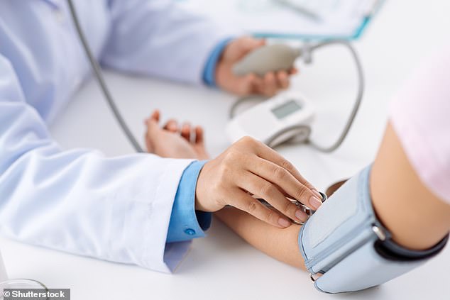 باحثون يوصون بضرورة قياس ضغط الدم من كلا الذراعين