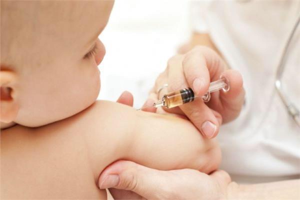 طبيب أطفال: لا تهملوا التطعيمات الأساسية لأبنائكم مع زحمة كورونا