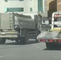 فيديو.. سلوك متهور من قائدي سطحة وصهريج بأحد شوارع الرياض
