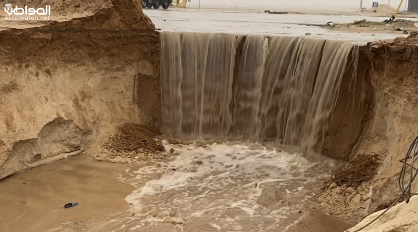 فيديو.. وادي الباطن جرى 36 كم نتيجة الأمطار وأوقفته الكسارات