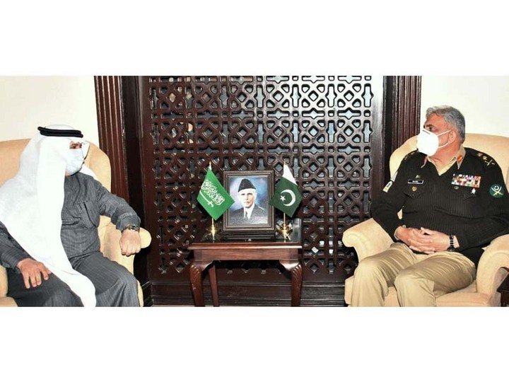 صحفية باكستانية تبرز لقاء السفير السعودي في باكستان بقائد الجيش