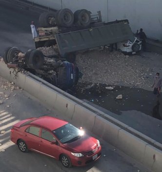 سقوط شاحنة من أعلى كوبري على سيارتين في الرياض