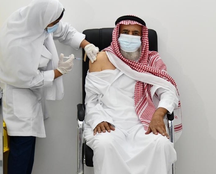 صور توثق تلقي مواطن أول جرعة من لقاح كورونا في جدة