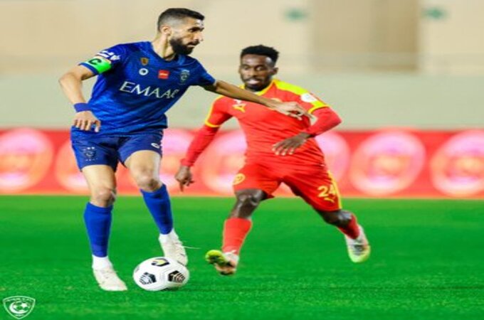 الهلال يُنهي الشوط الأول متفوقًا على القادسية بهدفين