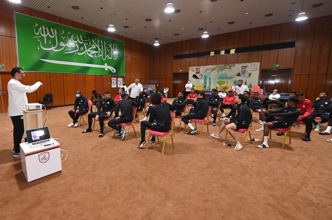 محاضرة تحكيمية للاعبي الشباب قبل مواجهة الهلال بـ دوري محمد بن سلمان