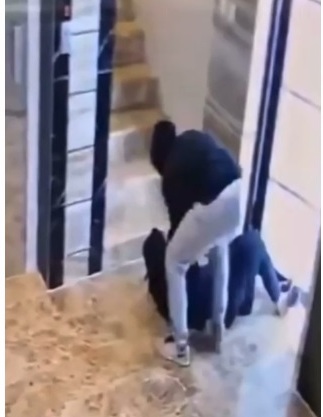الكشف عن تفاصيل اعتداء شخص على امرأة عند خروجها من مصعد بجدة