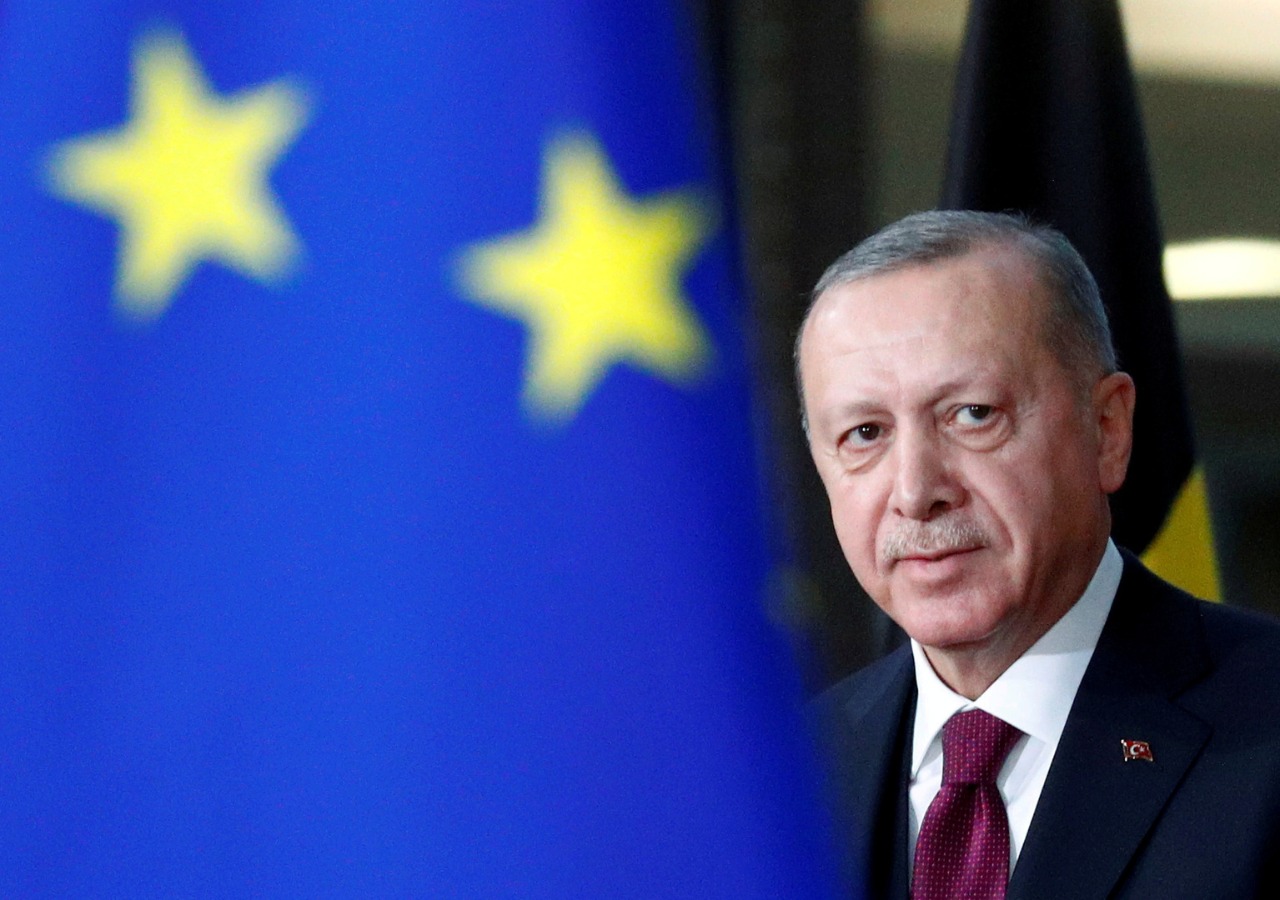 أردوغان بين عصا عقوبات الخارج ونيران غضب الداخل
