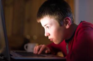 باحث يحذر بعد زيادة التحرش الإلكتروني بالأطفال