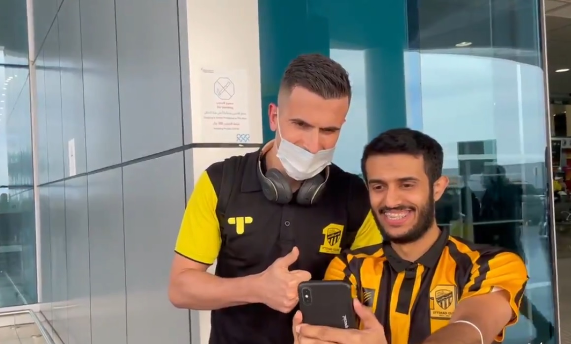 شاهد.. الجماهير تستقبل الاتحاد في الرياض