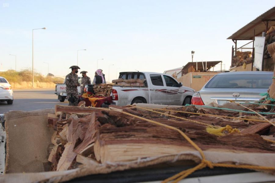 ضبط 46 شخصًا في الرياض بحوزتهم 17 طنًا من الحطب المحلي