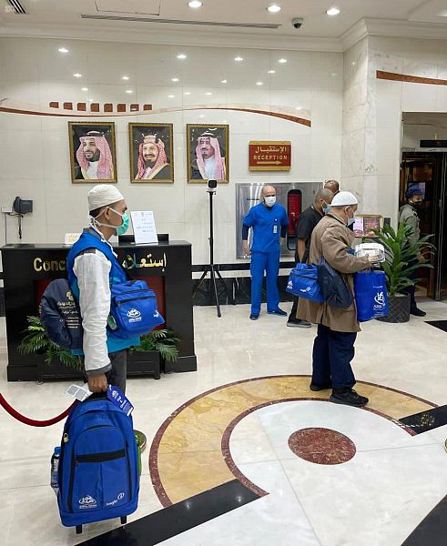 135 زائرًا يصلون المسجد النبوي ضمن الدفعة الأولى من معتمري الخارج