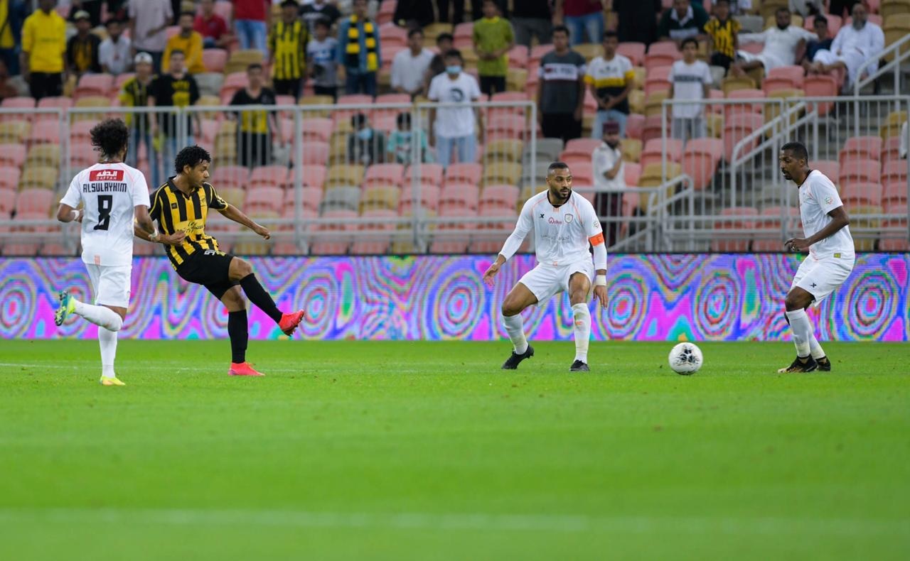 الشباب والاتحاد.. من يفوز في المباراة رقم 25 ؟