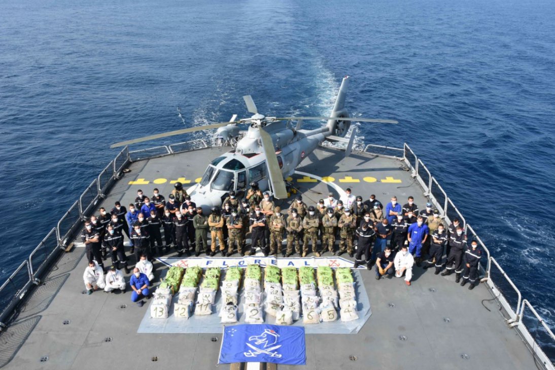 القوات البحرية المشتركة تحجز شحنة مخدرات يفوق وزنها 900 كجم في المياه الدولية
