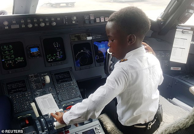 الكابتن الصغير.. طفل عبقري يبلغ 7 سنوات يقود طائرة !