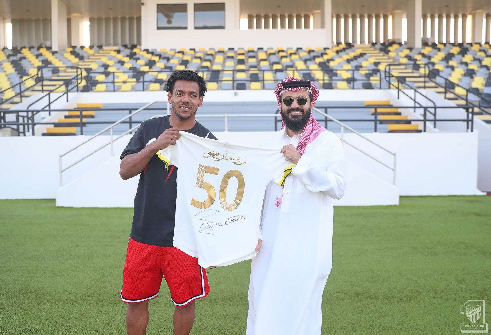 الاتحاد يحتفل بتسجيل رومارينيو 50 هدفًا