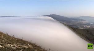 شاهد.. شلال من الغيوم يتدفق فوق جبال روسيا
