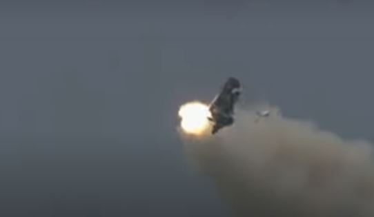 فيديو مذهل .. طيار بارع يغادر الطائرة قبل انفجارها بـ3 ثوانٍ