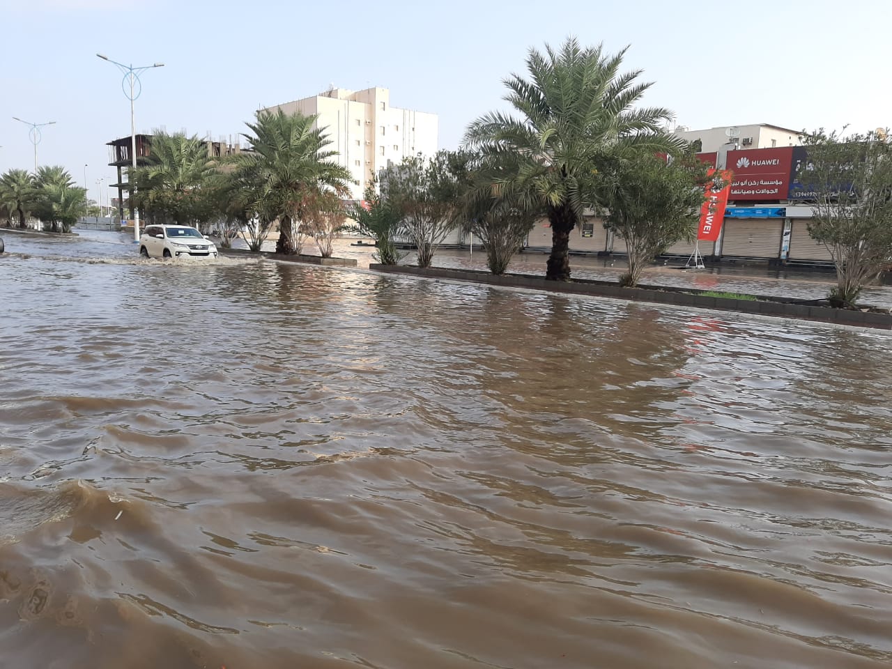 فيديو وصور.. أمطار الفجر تغرق المنطقة المركزية بكورنيش جازان