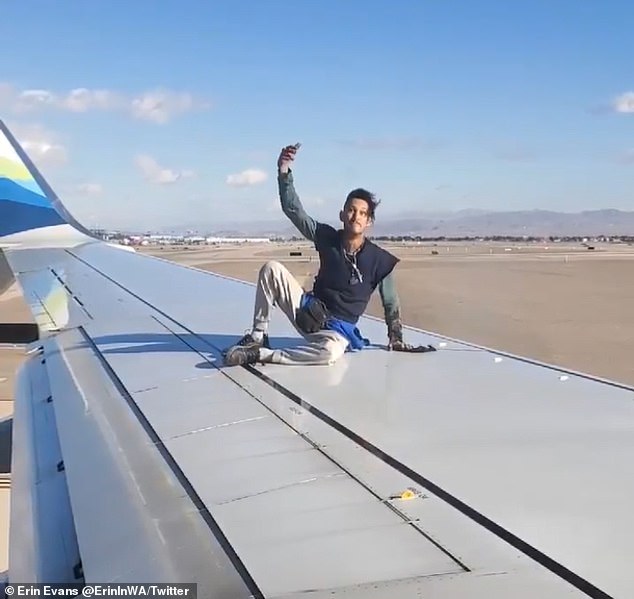 فيديو صادم .. رجل يتسلق على جناح طائرة قبل لحظات من الإقلاع 