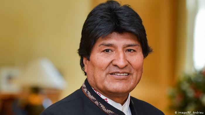 فيديو صادم.. الجمهور يضرب رئيس بوليفيا السابق بالكراسي 